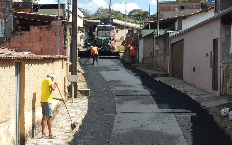 Prefeitura de João Monlevade realiza obras de asfaltamento no bairro Baú