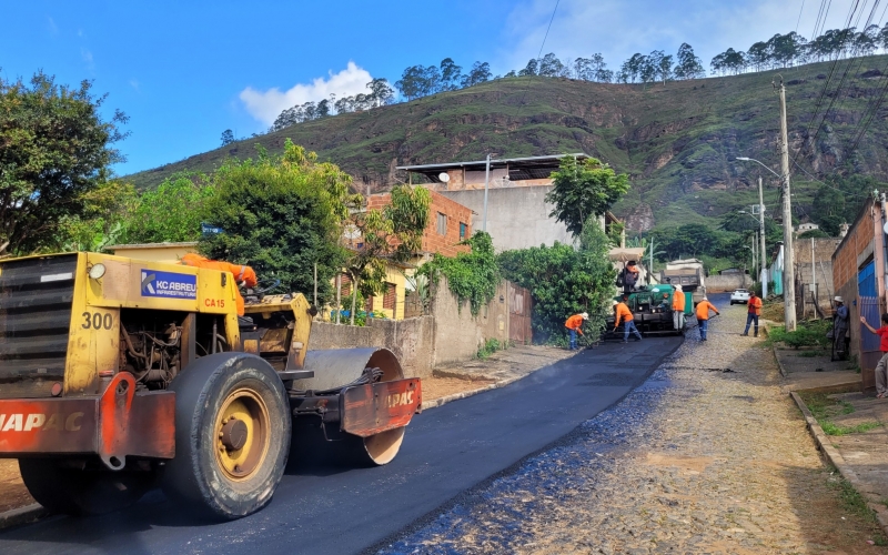 Mais seis ruas no bairro Santa Cecília recebem asfalto
