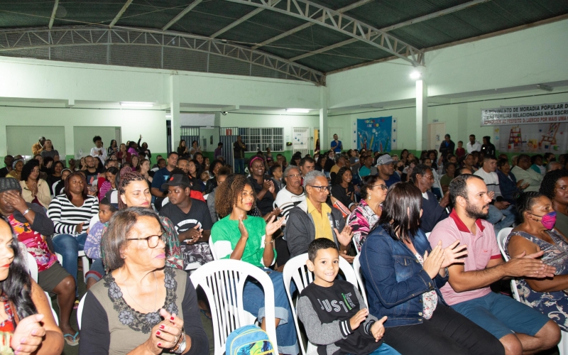 Prefeitura entrega 83 escrituras às famílias do Movimento dos Sem Casa